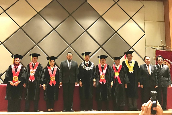 Wasekjen BANI Eko Dwi Prasetyo (keempat dari kiri) berhasil meraih gelar doktor dengan predikat sangat memuaskan. Foto: WIL