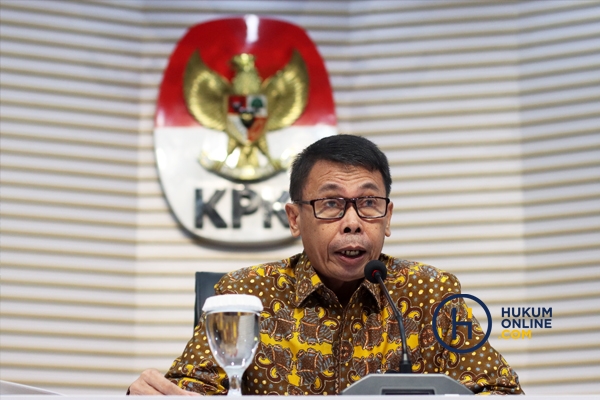 Ketua KPK sementara Nawawi Pomolango didampingi seluruh wakil ketua saat menyampaikan keterangan pers terkait capaian kinerja KPK 2023 di gedung KPK, Jakarta, Selasa (16/1/2024). Foto: RES