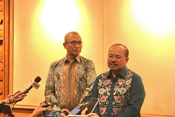 Ketua Komisi Yudisial (KY) Amzulian Rifai (kanan). Foto: WIL