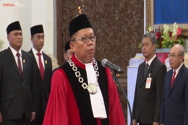 Arsul Sani saat menjalani prosesi pelantikan dengan pengucapan sumpah sebagai hakim konstitusi di depan Presiden Joko Widodo di Istana Negara, Kamis (18/1/2024).  Foto: Tangkapan layar youtube