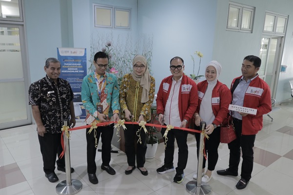 Seremoni peresmian Hukumonline Corner yang ditandai pemotongan pita oleh Wakil Dekan Bidang Akademik FH Undip Dr. Tri Laksmi Indreswari disaksikan oleh Chief Media and Engagement Hukumonline Amrie Hakim dan Ketua DPP IKA FH Undip Ahmad Redi. Foto: Reza