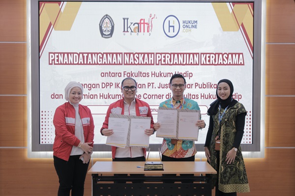 Ketua IKA FH Undip Ahmad Redi (kedua dari kiri) dan Chief Media and Engagement Hukumonline, Amrie Hakim (ketiga dari kiri) di kampus FH Undip Semarang, Kamis (18/01/2024). Foto: Reza
