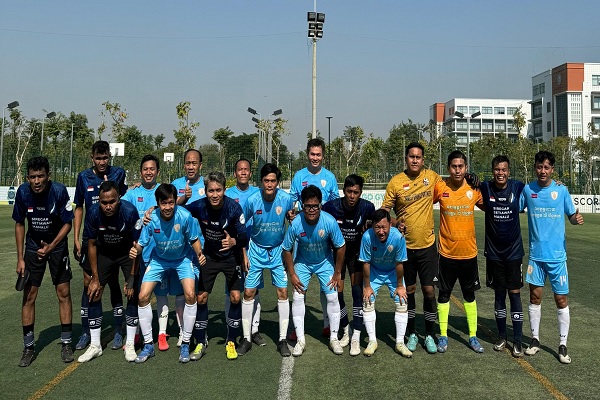 Pemain SSMP (biru tua) berfoto bersama dengan pemain Kamboja (biru muda) sebelum pertandingan. Foto: Istimewa