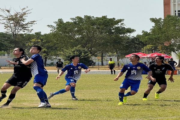 Pemain SSMP FC (baju hitam) ketika melawan pemain Thailand di Asia Lawyers Cup 2024. Foto: Angel