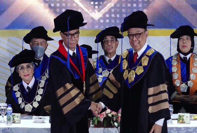 Prof Reda Manthovani usai pengalungan Guru Besar dari Rektor Universitas Pancasila, Prof. Dr. Edie Toet Hendratno. Foto: Istimewa