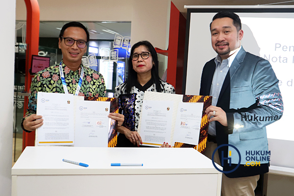 Kiri ke kanan: Chief Media & Engagement Hukumonline Amrie Hakim, Dekan FH Unika Atma Jaya Asmin Fransiska, dan Partner pada NKHP Law Firm Kresna Hutauruk usai menandatangani nota kerja sama saat peresmian Hukumonline Corner, Rabu, (24/1/2024). Foto: RES
