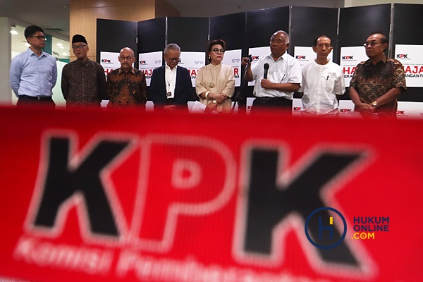 Sejumlah perwakilan pimpinan KPK periode 2003 sampai 2019 menyampaikan sikapnya terhadap Presiden Joko Widodo di Gedung ACLC KPK, Senin (5/2/2024). Foto: RES