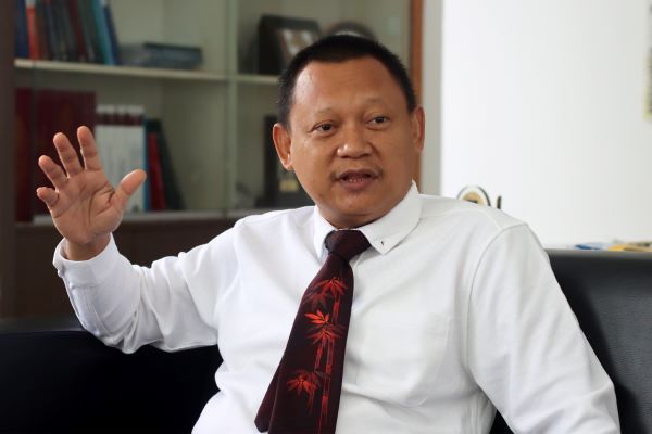 Dekan Fakultas Hukum Universitas Singaperbangsa Karawang (FH Unsika) Dr. Imam Budi Santoso ketika dijumpai Hukumonline di kantornya, Rabu (10/1/2024). Foto: RES