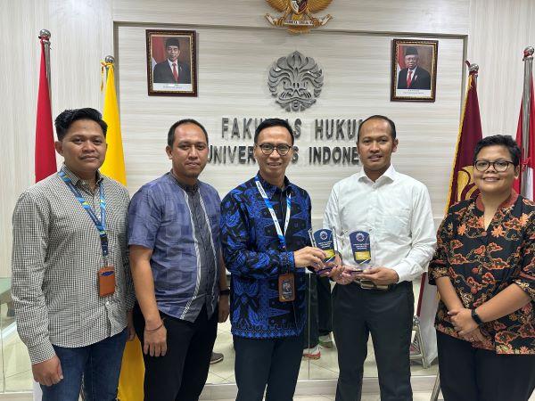 Dekan FHUI Dr. Parulian Paidi Aritonang menerima 2 plakat penghargaan Hukumonline Top Indonesian Law Schools 2023 dari Chief Media & Engagement Officer (CMO) Hukumonline Amrie Hakim. Foto: FKF 