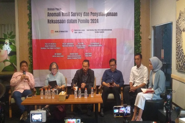  Kiri-kanan: Effendi Gazali, Prof Sulistyowati, Julius Ibrani, Ubeidilah Badrun, Al Araf dalam diskusi bertajuk 'Anomali Hasil Survei dan Penyalahgunaan Kekuasaan dalam Pemilu 2024' di Jakarta, Selasa (13/2/2024). Foto: ADY