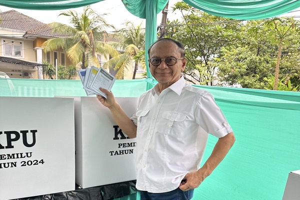 Dekan Fakultas Hukum Universitas Pancasila, Prof Eddy Pratomo saat hendak memasukan surat suara ke kotak di TPS, Rabu (14/2/2024). Foto: Istimewa
