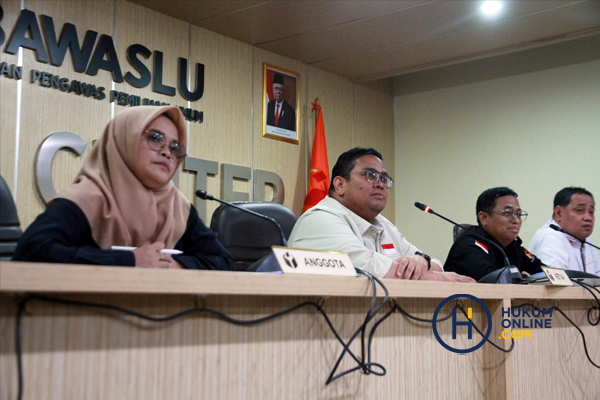 Komisoner Bawaslu RI, Lolly Suhenty dan Ketua Bawaslu Rahmat Bagja saat memberikan keterangan di depan awak media di Media Center Gedung Bawaslu, Kamis (15/2/2024). Foto: RES