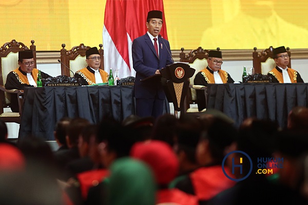 Presiden Joko Widodo saat berpidato dalam kegiatan Sidang Istimewa Laporan Tahunan MA RI Tahun 2023 di Jakarta, Selasa (20/2/2024). Foto: RES