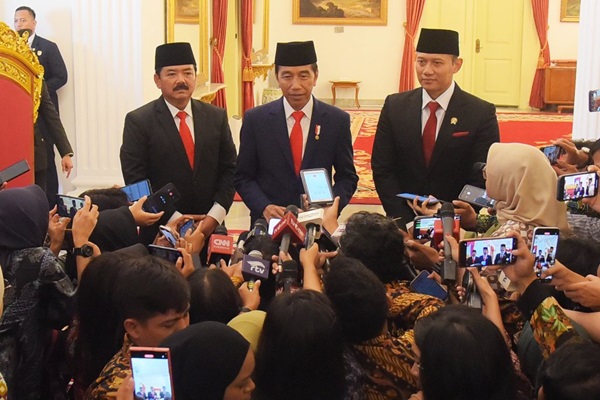 Presiden Joko Widodo memberikan keterangan pers sesuai melantik Hadi Tjahjanto menjadi Menkopolhukam dan Agus Harimurti Yudhyono di Istana Negara, Rabu (21/2/2024). Foto: Humas Setkab