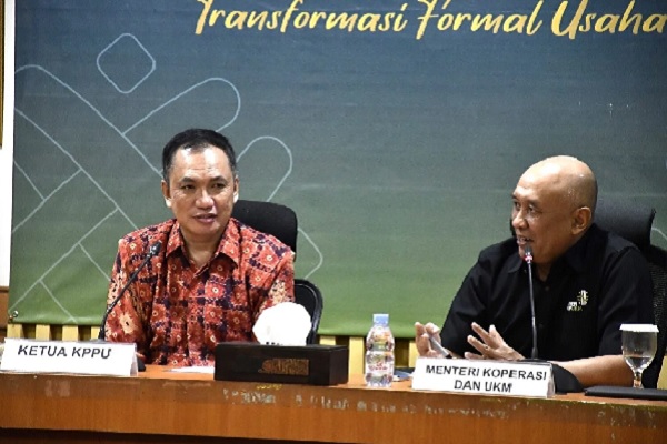 Ketua KPPU M. Fanshurullah Asa dan Menkop UKM Teten Masduki. Foto: Istimewa