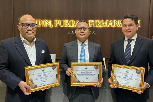 Founding Partner APF Law Firm Tjahyono Firmansyah, Ahmad Irfan Arifin, dan Erwin Purba menerima penghargaan atas rekognisi masuk daftar Hall of Fame - Top Indonesian Law Schools 2023. Foto: FKF