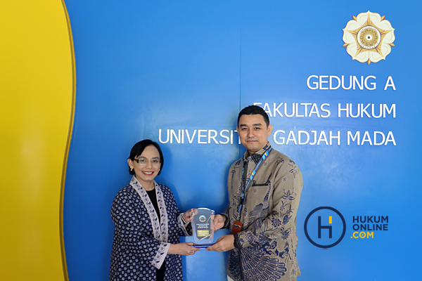 Chief Content Officer Hukumonline, Robert Sidauruk menyerahkan plakat penghargaan kepada Dekan FH-UGM, Dahliana Hasan di Gedung FH-UGM, Kamis (22/2/2024). Foto: RES