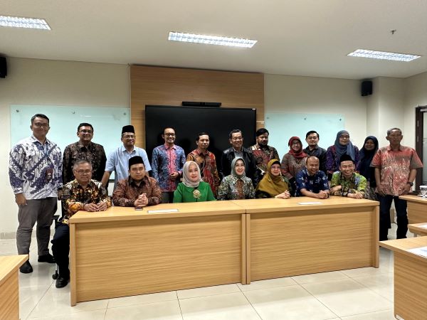 Para Dekan yang tergabung dalam BKS FH PTN se-Indonesia Wilayah Tengah dan PTKIN berfoto bersama usai penandatanganan kerja sama. Foto: FKF  