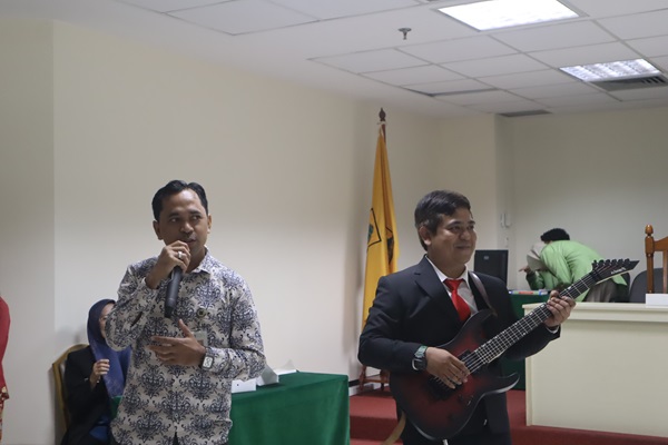 Dekan Fakultas Hukum Yarsi Mohammad Ryan Bakry (kanan) saat memainkan gitar mengiringi koleganya memainkan sebuah lagu. Foto: Istimewa
