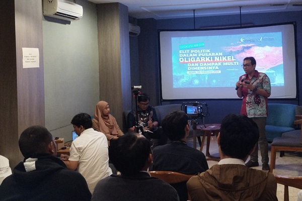 Sekretaris Jenderal TI Indonesia, Danang Widoyoko dalam diskusi bertajuk â€˜Elit Politik dalam Pusaran Oligarki Nikel dan Dampak Multi Dimensinyaâ€™, Senin (26/2/2024). Foto: MJR