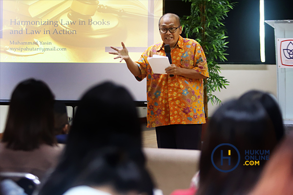 Senior Editor Hukumonline Dr. Muhammad Yasin saat acara Guest Lecture di Auditorium Charles Himawan University President, Cikarang, Selasa (27/2/2024). Foto: RES