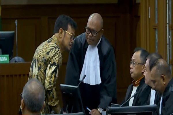 Syahrul Yasin Limpo saat berkonsultasi dengan penasihat hukumnya, Djamaludin Koedoeboen untuk menentukan mengajukan eksepsi di Pengadilan Tipikor Jakarta, Rabu (28/2/2024). Foto: Tangkapan layar youtube