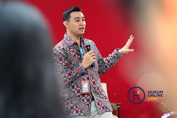 Chief Content Officer Hukumonline, Robert Sidauruk saat menjadi dosen tamu di Universitas Atmajaya Yogyakarta, Jumat (23/2/2024) pekan kemarin. Foto: RES