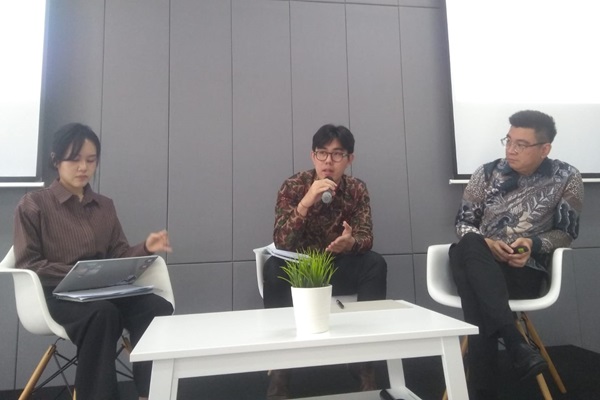 Associate SSEK Law Firm, Albertus Jonathan Sukardi (tengah), Partner SSEK Law Firm Fransiscus Rodyanto, dalam diskusi bertema Kupas Tuntas Lanskap Regulasi Carbon Capture Storage Indonesia Terbaru, Rabu (28/2/2024). Foto: ADY
