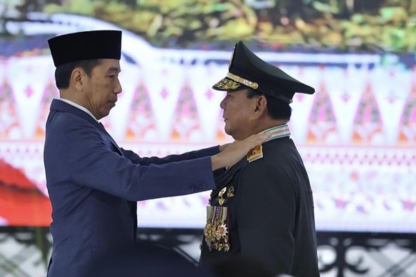Presiden Joko Widodo saat menyematkan pangkat Jenderal Kehormatan kepada Prabowo Subianto, Rabu (28/2/2024). Foto: Instagram Prabowo Subianto