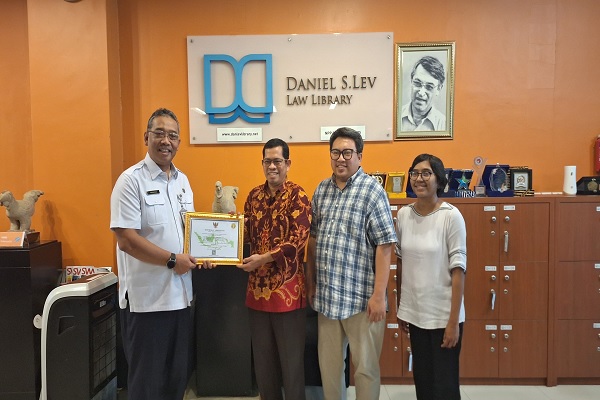 Kepala Perpustakaan Hukum Daniel S. Lev, Farli Elnumeri (kedua dari kiri) saat menerima Sertifikat Akreditasi A Perpustakaan dari Kepala Dinas Perpustakaan dan Kearsipan DKI Jakarta Firmansyah (kiri), Rabu (28/2/2024). Foto: Istimewa 
