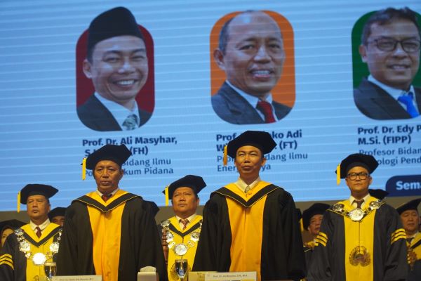Ali Masyhar Mursyid (kanan) saat pengukuhan sebagai Guru Besar Fakultas Hukum Universitas Negeri Semarang (FH Unnes), Rabu (7/2/2024) lalu. Foto: Istimewa   