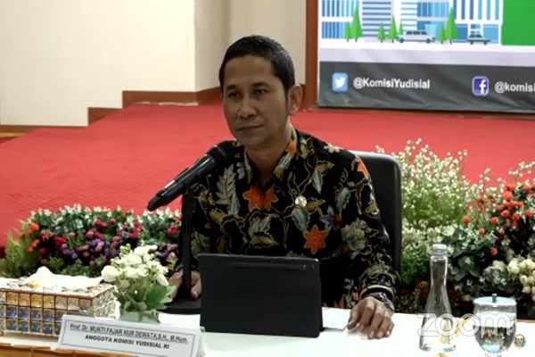 Anggota KY Prof Mukti Fajar Nur Dewata dalam konferensi pers yang dipantau secara daring, Kamis (29/2/2024). Foto: Tangkapan layar zoom