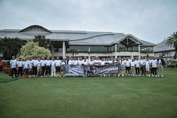 Panitia dan peserta berfoto saat pembukaan turnamen golf yang digelar AAI di Modernland Golf and Country Club Tangerang, Kamis (29/2/2024). Foto: Istimewa