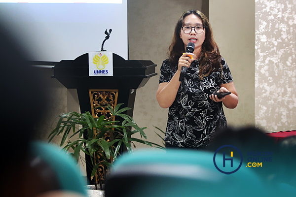 Legal Editor Klinik Hukumonline Bernadetha Aurelia Oktavira saat acara Guest Lecture di FH Universitas Negeri Semarang (Unnes), Kamis (29/2/2024). Foto: RES