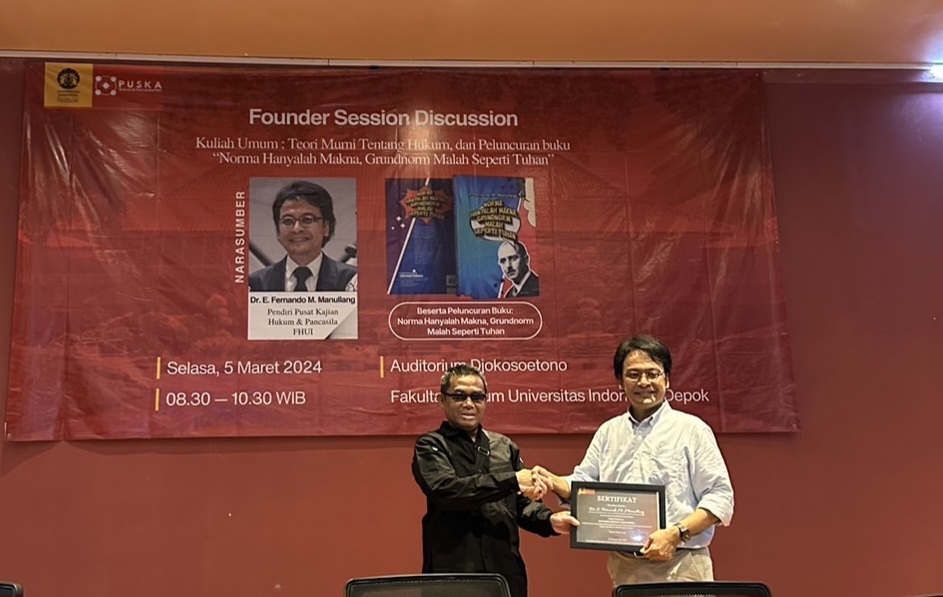 Ketua Pusat Kajian Hukum dan Pancasila FHUI, Suparjo (kiri) menyerahkan piagam penghargaan atas peluncuran buku terbaru karya E.Fernando M. Manullang (kanan), pakar filsafat hukum FHUI, Selasa (5/3/2024). Foto: Istimewa