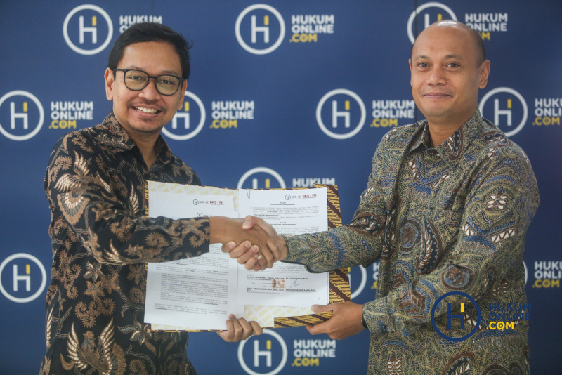 CEO Hukumonline Arkka Dhiratara (kiri) dan Ketua BKS Dekan FH PTN  Iman Prihandono berjabat tangan usai penandatanganan nota kerja sama, Kamis (14/3/2024). Foto: HIL 
