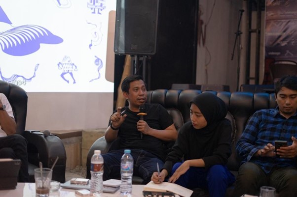 Partner/Direktur IndoLaw, Ibrahim Massidenreng menjelaskan tentang hak kekayaan intelektual pada perhelatan Makassar Biennale, Sabtu (23/9). Foto: istimewa. 
