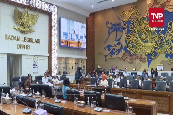 Suasana rapat pengambilan keputusan tingkat pertama antara Baleg, pemerintah dan DPD terhadap RUU DKJ di Komplek Gedung Parlemen, Senin (18/3/2024) malam.  Foto: Tangkapan layar youtube