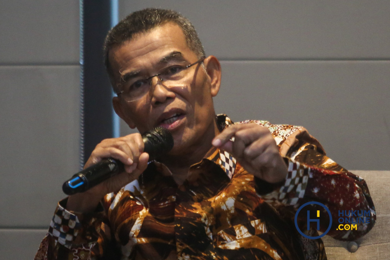 Direktur Pengendalian Pencemaran dan Kerusakan Pesisir dan Laut KLHK RI,  Dasrul Chaniago memberikan pemaparan saat menjadi narasumber pada acara diskusi Hukumonline Compliance Talks di Veranda Hotel Pakubowono, Jakarta, Selasa (19/3/2024). Foto: HIL