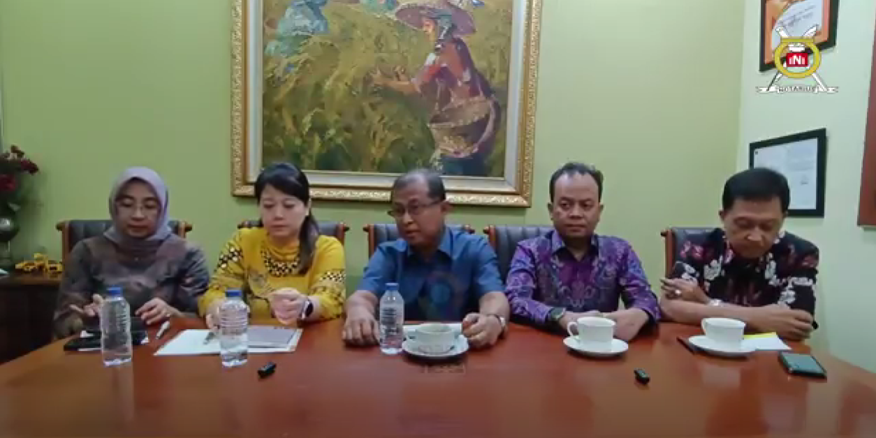 Struktur PP INI dari kiri ke kanan: Kabid Diklat Dewi Andriani, Kabid Magang Herna Gunawan, Sekum Agung Iriantoro, Kabid Organisasi Taufik, dan Kabid Humas Wiratmoko. Foto: istimewa. 