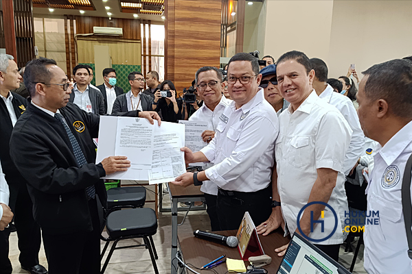  Ketua Tim Hukum AMIN Ari Yusuf Amir dan tim saat resmi mendaftarkan permohonan PHPU di Gedung MK, Kamis (21/3/2024). Foto: RES