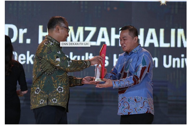 Dekan FH Unhas Prof Hamzah Halim (kanan) meraih penghargaan 'Outstanding Educational Quality and Services' saat gelaran CNN Indonesia Award 2024 di Hotel Claro, Makassar, Kamis (21/3/2024). Foto: Istimewa