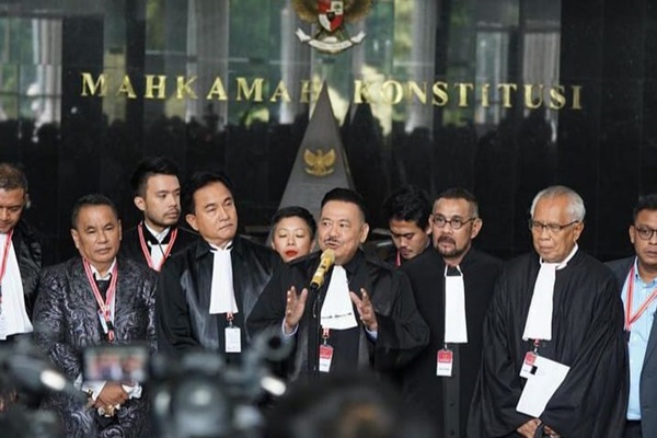 Tim hukum Prabowo-Gibran saat memberikan keterangan pers kepada wartawan di Gedung Mahkamah Konstitusi. Foto: Instgram Yusril Ihza Mahendra