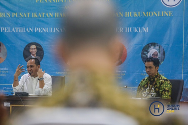 Editor in Chief Hukumonline, Fathan Qorib dan Hakim Yustisial MA, Riki P Raya Waruwu saat menjadi pembicara dalam pelatihan penulisan artikel populer hukum yang digelar Hukumonline IKAHI di Ruang Rapat MA, Jakarta, Rabu (27/3/2024). Foto: HFW