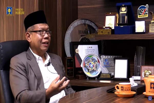 Guru besar Fakultas Hukum Universitas Islam Indonesia (FH-UII), Prof Syamsudin dalam podcast bertajuk Hak-Hak Masyarakat Hukum Adat, yang diunggah di kanal video daring FH-UII, Kamis (28/03/2024) pekan kemarin. Foto: Tangkapan layar youtube