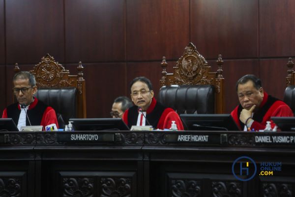 Ketua Majelis MK Suhartoyo (tengah) saat memimpin sidang PHPU Presiden dan Wakil Presiden 2024 di ruang sidang pleno MK. Foto: HFW