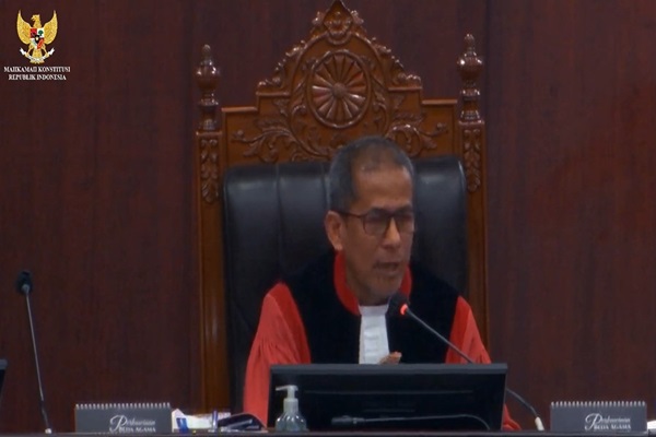 Hakim Konstitusi Prof Saldi Isra dalam persidangan sengketa Pilpres di ruang sidang MK, Rabu  (3/4/2024). Foto:  Tangkapan layar youtube