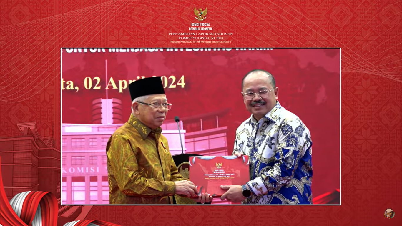 Ketua KY Amzulian Rifai menyerahkan laporan tahunan KY kepada Wakil Presiden Ma'ruf Amin, Selasa (2/4/2024) di Jakarta.