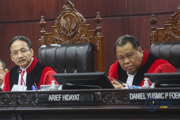 Ketua MK Suhartoyo dan hakim konstitusi Prof Arief Hidayat dalam persidangan sengketa pilpres di Gedung Mahkamah Konstitusi, Jumat (5/4/2024). Foto: HFW