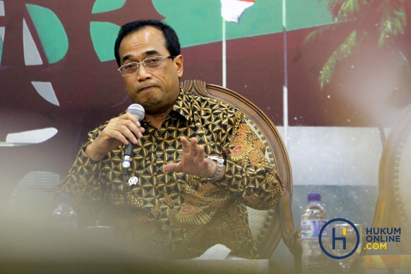Menteri Perhubungan, Budi Karya Sumadi, akan menindak maskapai yang tak taat aturan soal penetapan harga tiket pesawat. Foto: RES